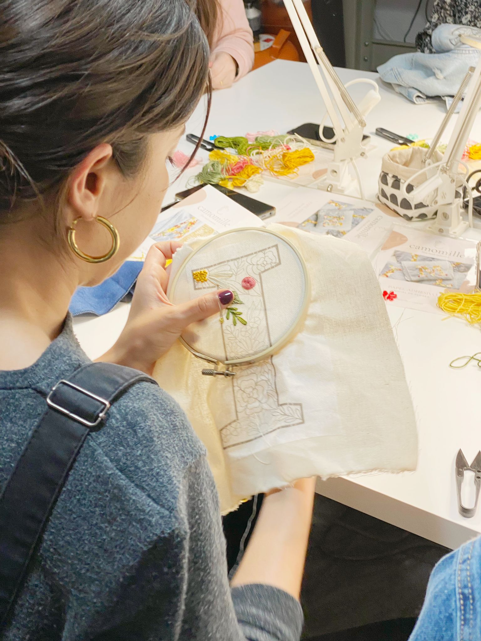 Taller de bordado. Inicial rellena de flores jueves 29 de enero