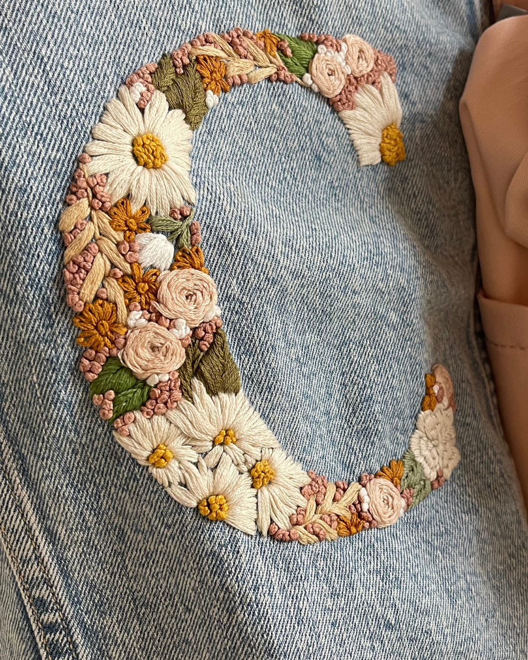 Taller de bordado. Inicial rellena de flores sábado 18 de Octubre