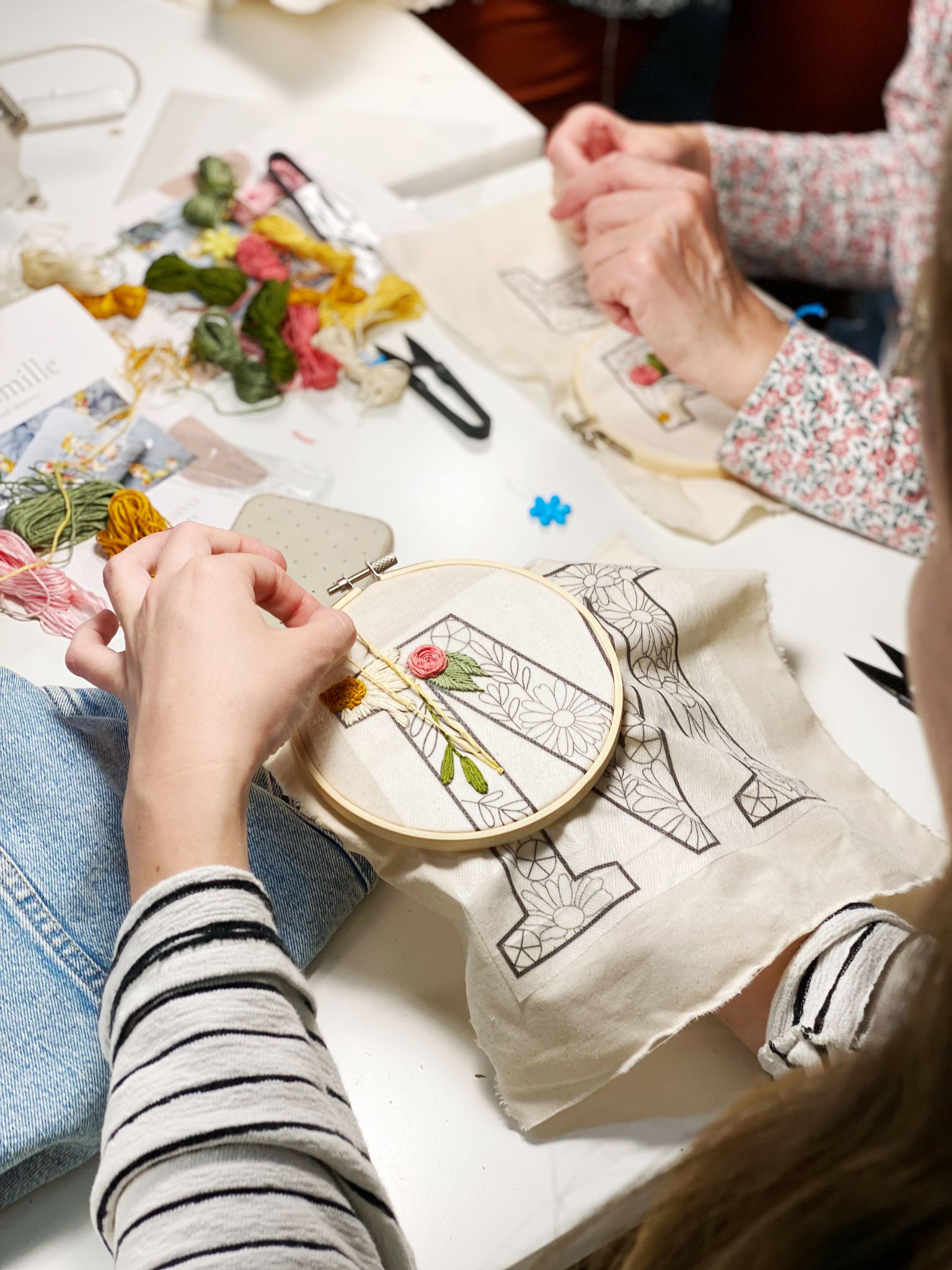Taller de bordado. Inicial rellena de flores jueves 29 de enero