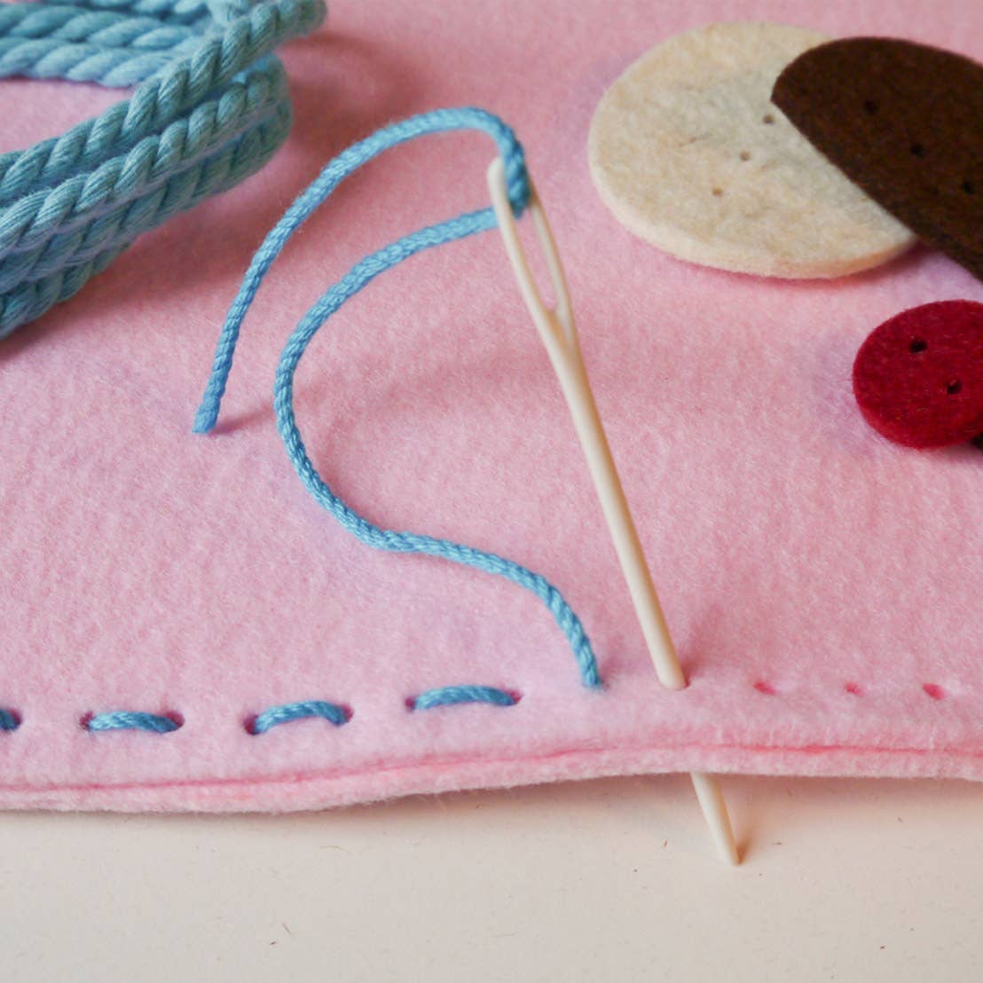 Gift kit for children to make a pink cat bag