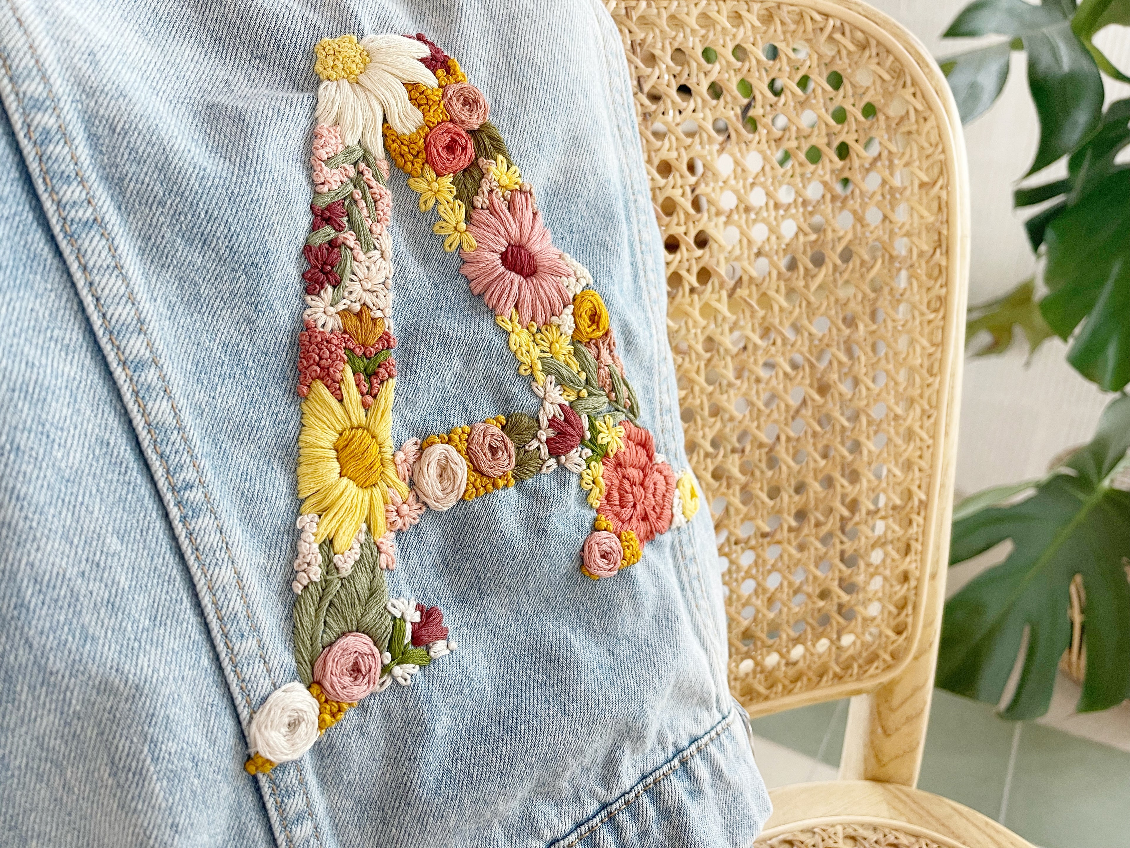 Taller de bordado sábado 25 de Abril. Inicial rellena de flores