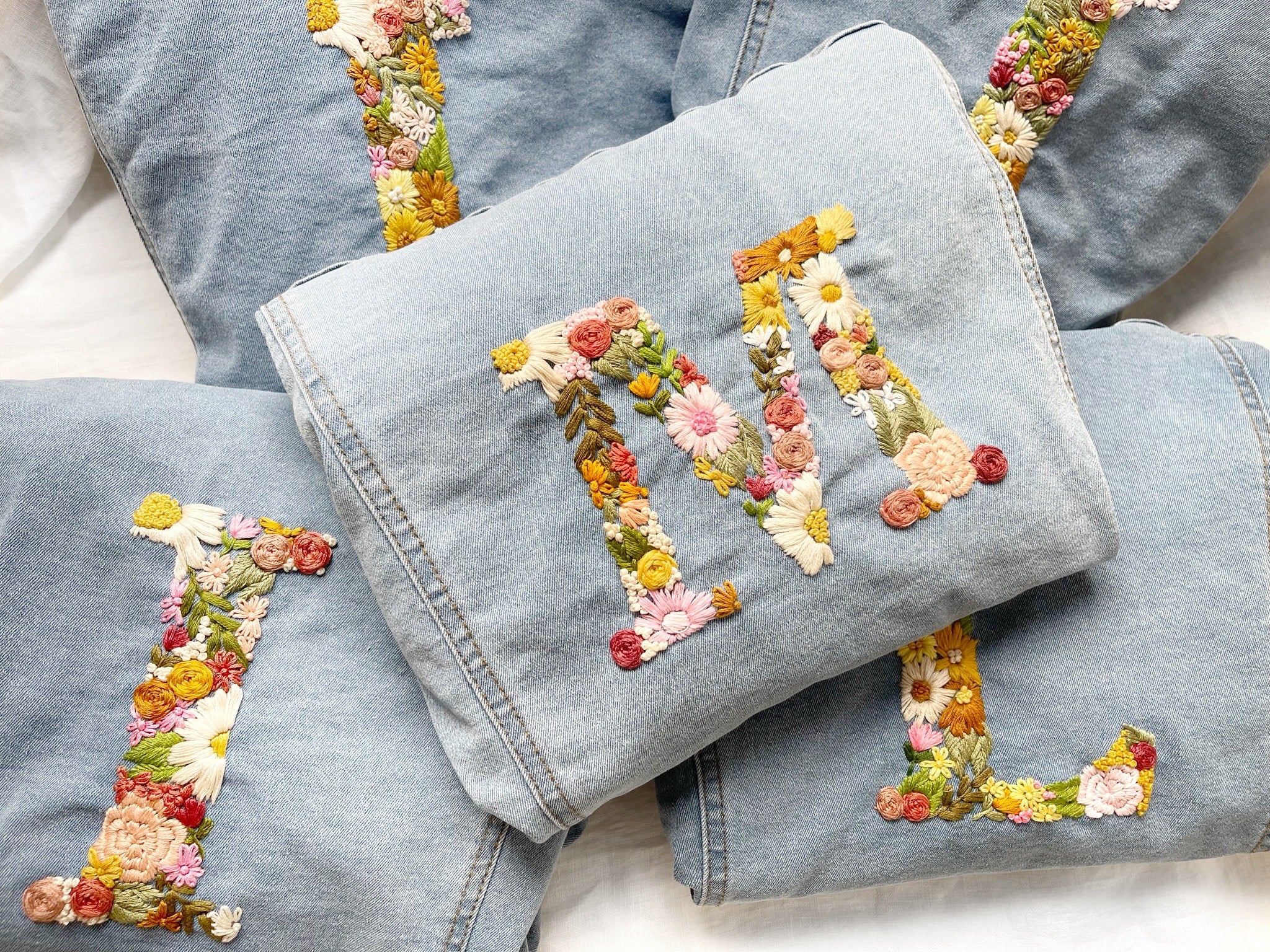 Taller de bordado sábado 14 de Marzo. Inicial rellena de flores