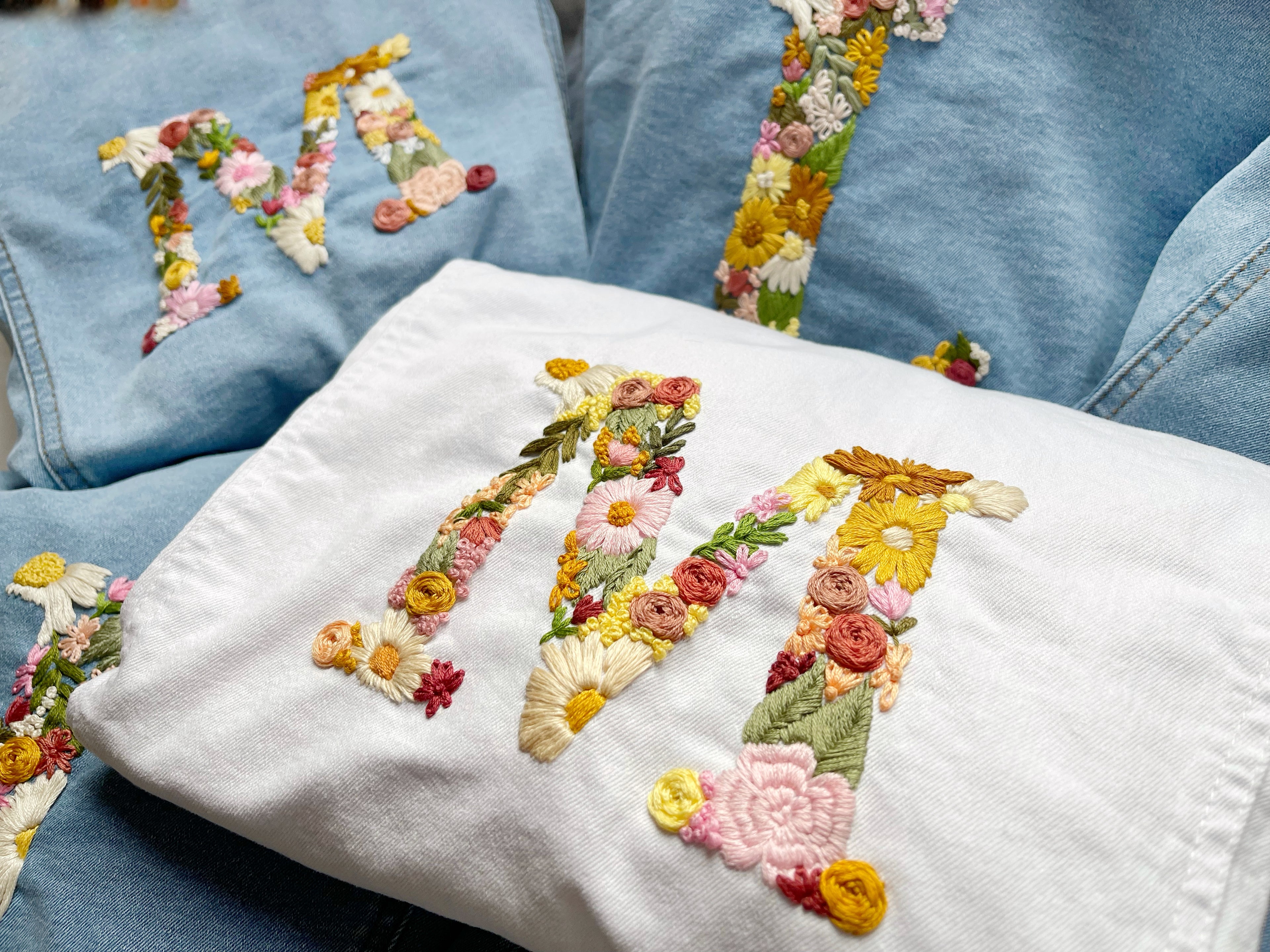 Taller de bordado sábado 14 de Marzo. Inicial rellena de flores