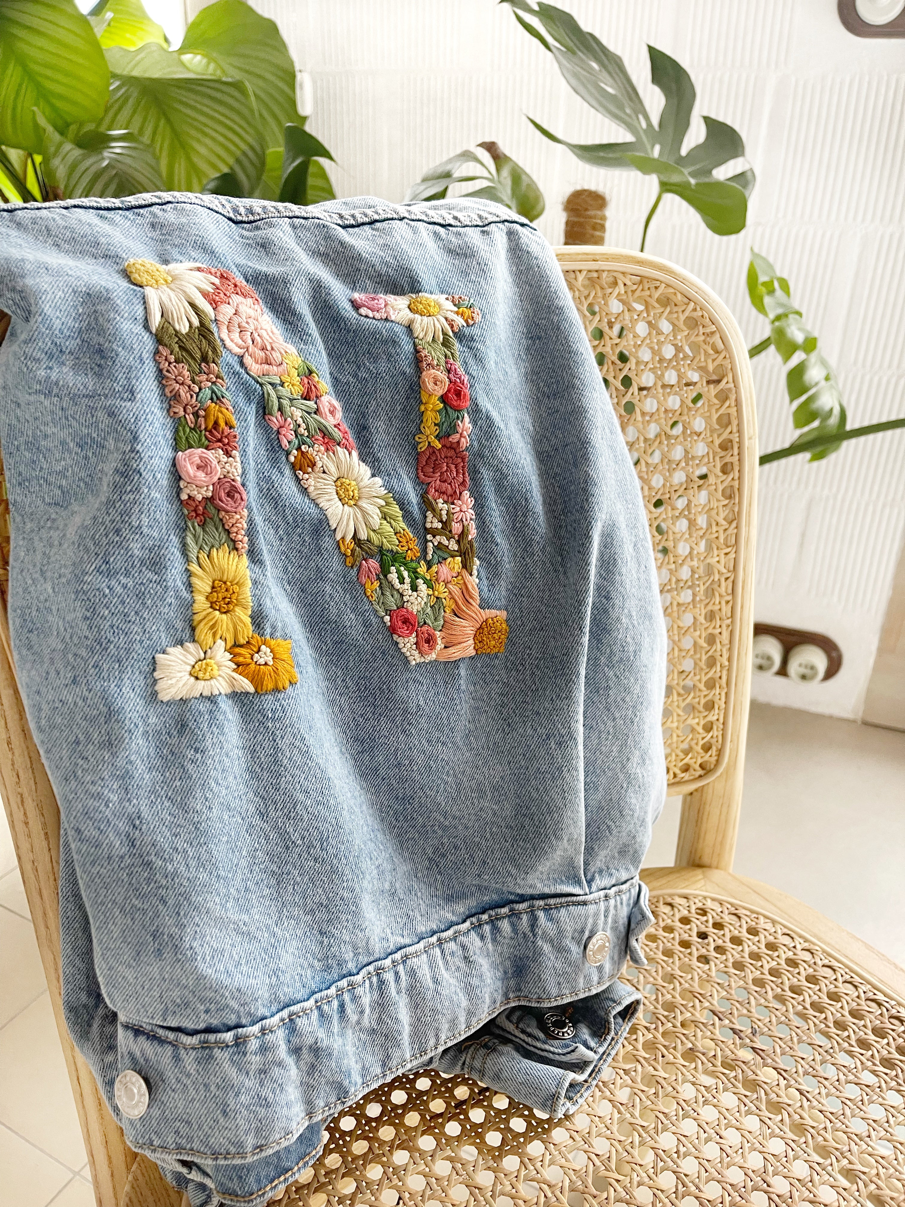 Taller de bordado. Inicial rellena de flores sábado 11 de Octubre