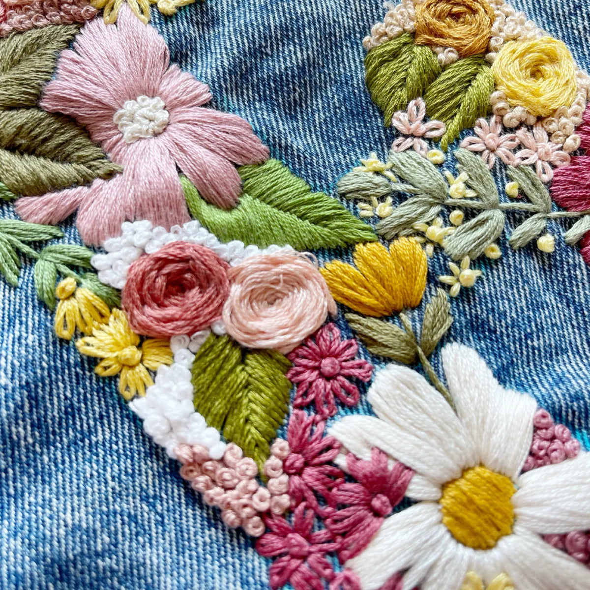 Taller de bordado. Inicial rellena de flores sábado 15 de Noviembre