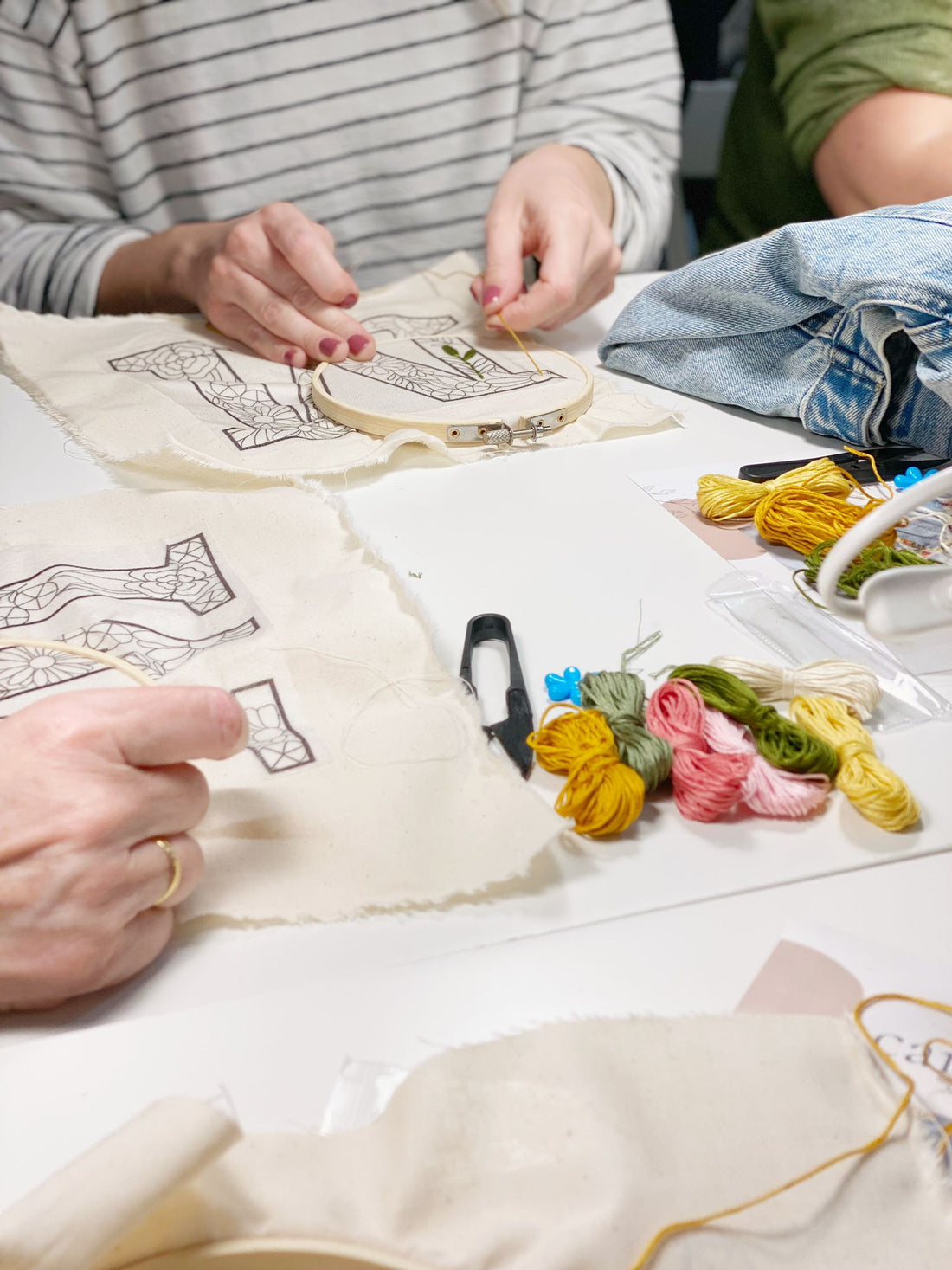 Taller de bordado. Inicial rellena de flores sábado 11 de Octubre