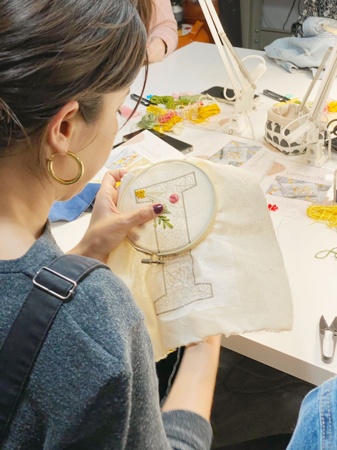 Taller de bordado jueves 19 de Febrero . Inicial rellena de flores