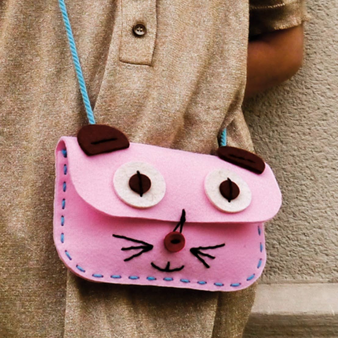 Gift kit for children to make a pink cat bag
